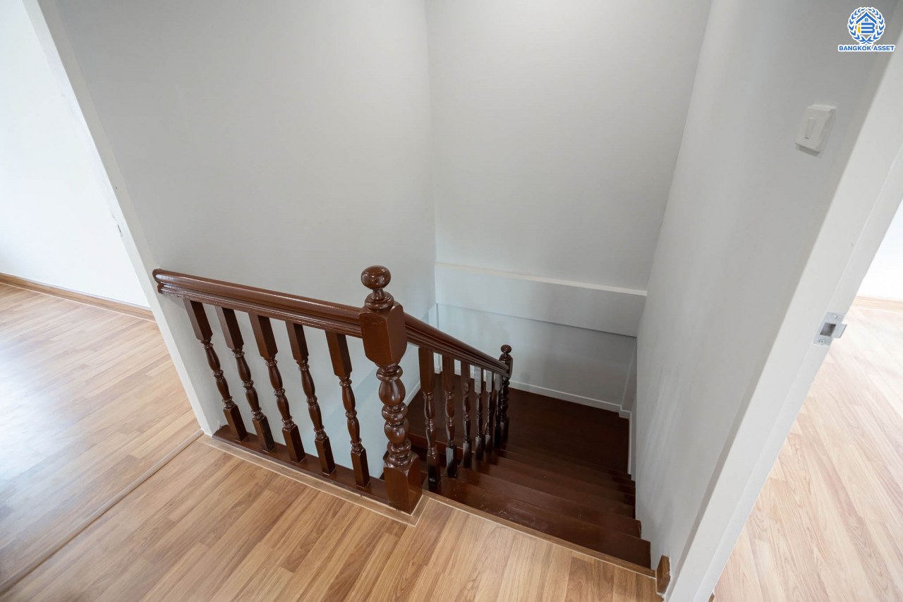 บ้านมือสองตกแต่งใหม่ โครงการ ซื่อตรง รัตนาธิเบศร์ หน้าโครงการติดรถไฟฟ้า "สถานีไทรม้า" เนื้อที่ 40 ตร.ว. ฟังก์ชัน 3 ห้องนอน 3 ห้องน้ำ 1 ที่จอดรถ เชื่อมต่อได้หลายเส้นทาง ใกล้เซ็นทรัลรัตนาธิเบศร์ และทางด่วน "งามวงศ์วาน"